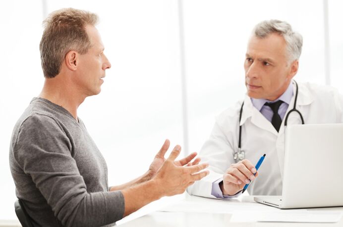 Prostatitis kronikoa duen gizon bat medikuaren hitzorduan